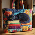 Sac à chats noirs fait main avec des livres et des tasses