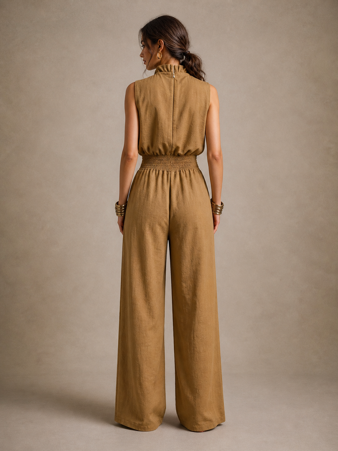 Virginie | Combinaison camel à encolure dégagée, nouée, avec jambes larges