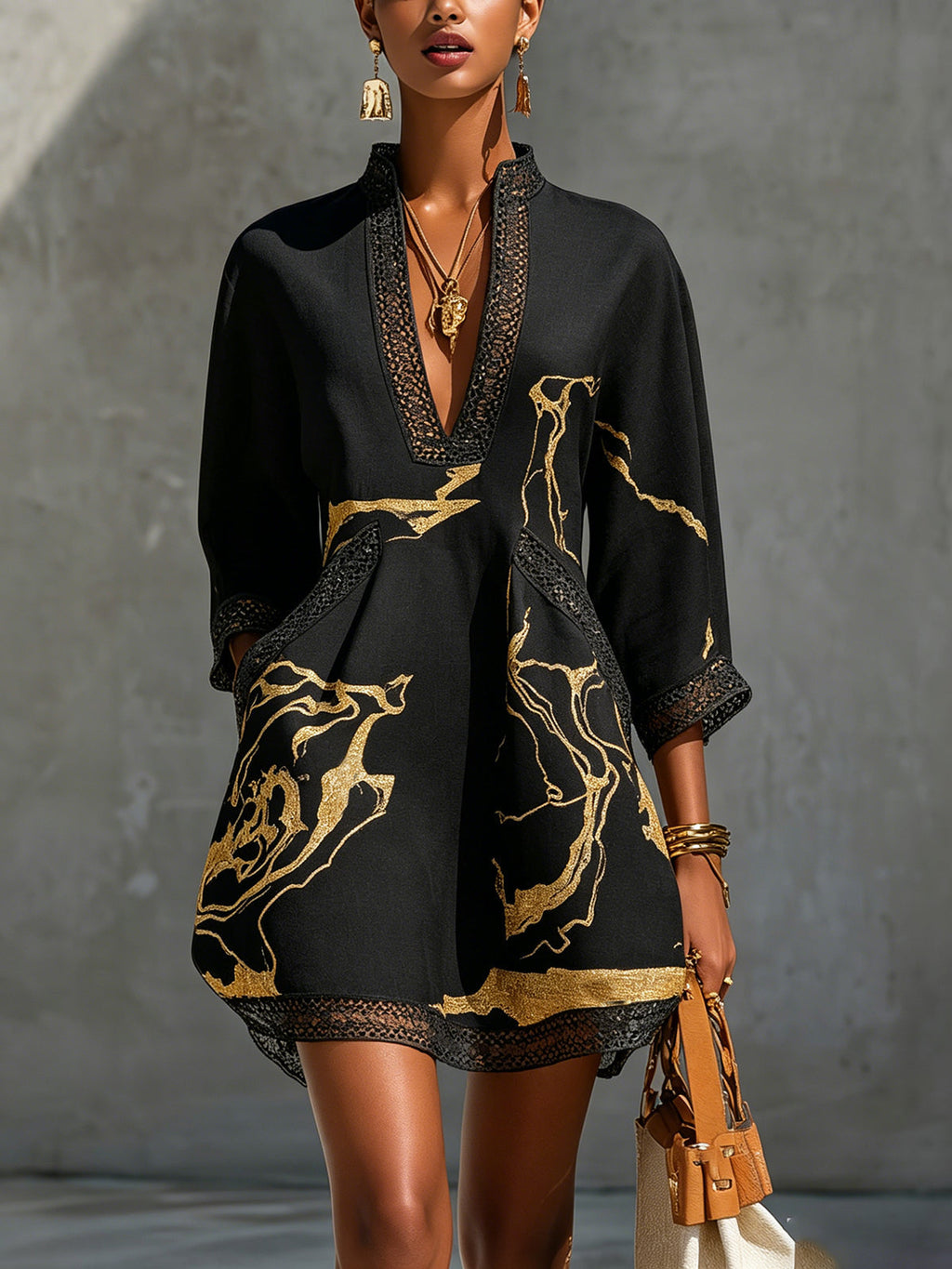 Brigitte | Robe Mini Noire avec Imprimé Marbre Doré et Dentelle au Crochet