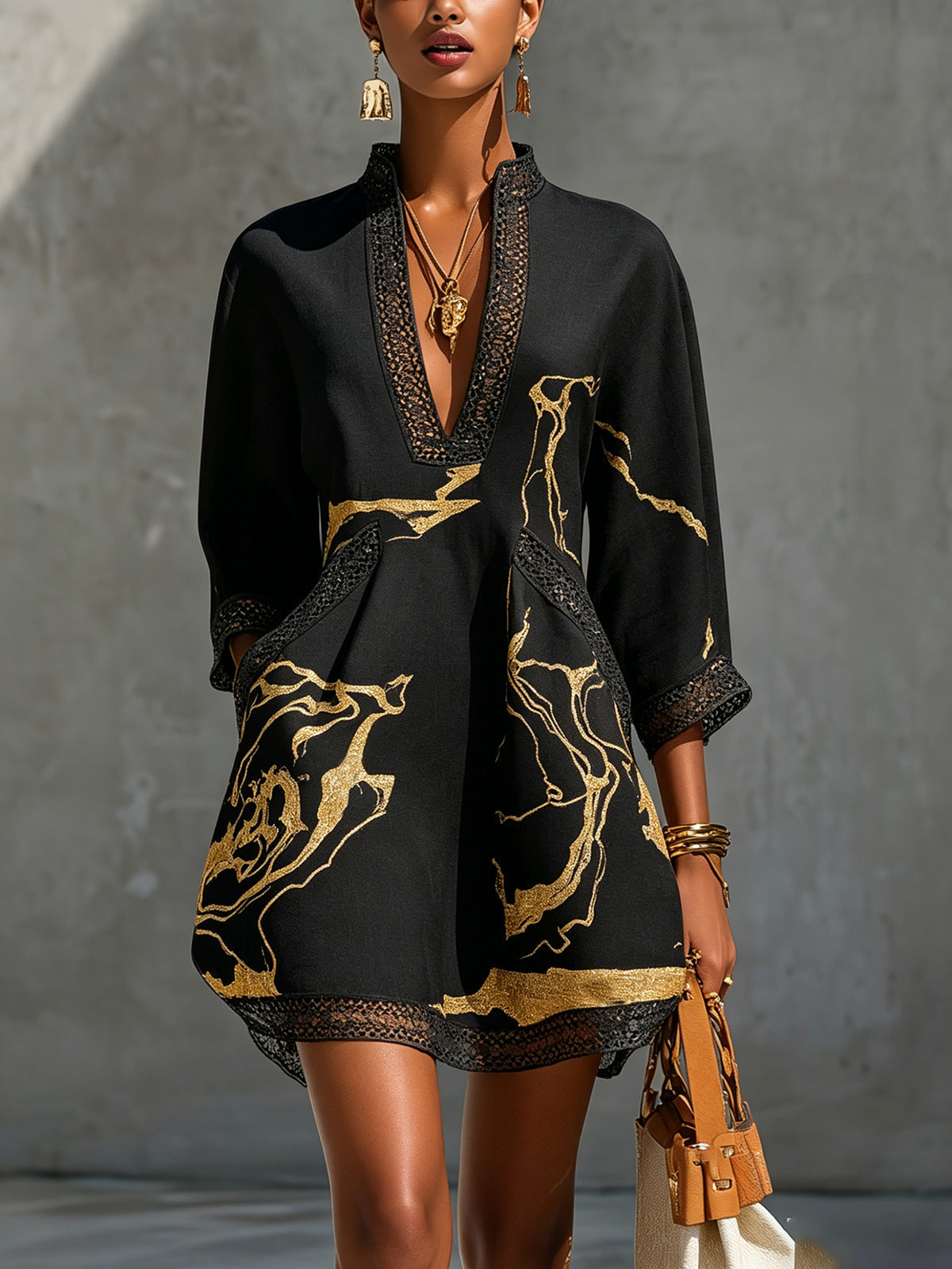 Brigitte | Robe Mini Noire avec Imprimé Marbre Doré et Dentelle au Crochet